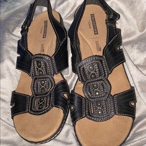 Clark’s Soft Collection 7 1/2M Blk & Tan Sandals with Embellished Straps. NEW
